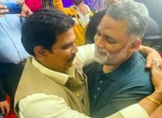 बिहार में दुश्मनी खत्म कर एक दूसरे से गले मिले ये दो बाहुबली नेता Pappu Yadav and Anand Mohan hug each other in Bihar