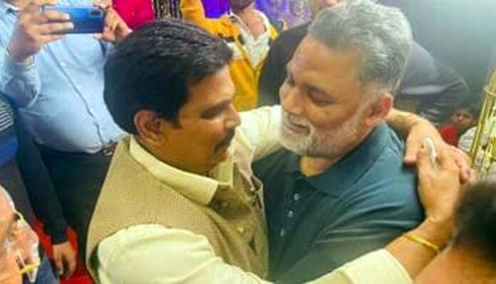 Pappu Yadav and Anand Mohan hug each other in Bihar