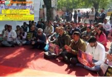 दिल्ली के जंतर मंतर तक पहुंचा जोशीमठ भू-धंसाव का मामला: प्रभावितों के पुनर्वास व विस्थापन को लेकर उत्तराखंड के प्रवासी संगठनों का धरना प्रदर्शन joshimath-shrinking-jantar-mantar