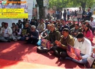 दिल्ली के जंतर मंतर तक पहुंचा जोशीमठ भू-धंसाव का मामला: प्रभावितों के पुनर्वास व विस्थापन को लेकर उत्तराखंड के प्रवासी संगठनों का धरना प्रदर्शन joshimath-shrinking-jantar-mantar