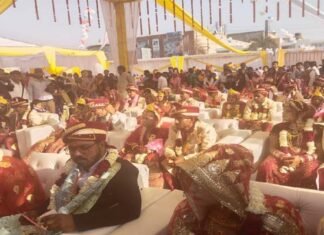अपनी शादी की 26वीं सालगिरह पर 21 गरीब कन्याओं की धूमधाम से शादी कर पेश की मिसाल, जगतगुरु शंकराचार्य ने दिया सभी नवयुगल को आशीर्वाद Mass marriage of 21 poor girls