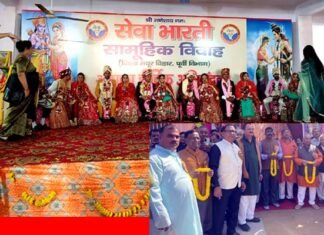 न्यू अशोक नगर में आयोजित सामूहिक विवाह कार्यक्रम में एक साथ शादी के बंधन में बंधें 8 जोड़े