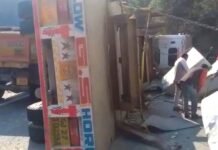 दुखद : स्कूटी सवार पर पलटा सीमेंट से भरा ट्रक, मौके पर ही मौत, लोगों ने हाईवे पर लगाया जाम truck overturned on scooty rider