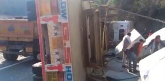 दुखद : स्कूटी सवार पर पलटा सीमेंट से भरा ट्रक, मौके पर ही मौत, लोगों ने हाईवे पर लगाया जाम truck overturned on scooty rider