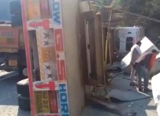 दुखद : स्कूटी सवार पर पलटा सीमेंट से भरा ट्रक, मौके पर ही मौत, लोगों ने हाईवे पर लगाया जाम truck overturned on scooty rider