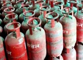 रसोई गैस फिर हुई महंगी : घरेलू एलपीजी और कमर्शियल सिलेंडरों के दामों में की गई बढ़ोतरी, नई कीमतें आज से लागू, जानिये अब कितने का हुआ सिलेंडर? LPG again became expensive