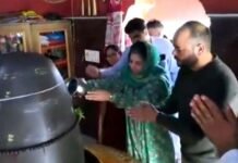 महबूबा मुफ्ती के मंदिर में शिवलिंग पर जलाभिषेक करने पर भाजपा ने नौटंकी कहा, तो मौलाना ने निशाना साधा, मामला बढ़ने पर पीडीपी सुप्रीमो ने दी सफाई Mehbooba Mufti performed Jalabhishek on Shivling in the temple