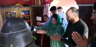 महबूबा मुफ्ती के मंदिर में शिवलिंग पर जलाभिषेक करने पर भाजपा ने नौटंकी कहा, तो मौलाना ने निशाना साधा, मामला बढ़ने पर पीडीपी सुप्रीमो ने दी सफाई Mehbooba Mufti performed Jalabhishek on Shivling in the temple