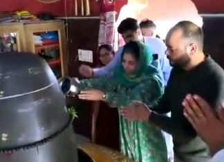 महबूबा मुफ्ती के मंदिर में शिवलिंग पर जलाभिषेक करने पर भाजपा ने नौटंकी कहा, तो मौलाना ने निशाना साधा, मामला बढ़ने पर पीडीपी सुप्रीमो ने दी सफाई Mehbooba Mufti performed Jalabhishek on Shivling in the temple