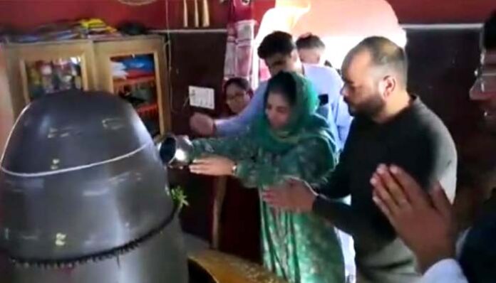 Mehbooba Mufti performed Jalabhishek on Shivling in the temple