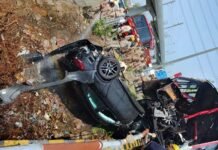 ग्रेटर नोएडा एक्सप्रेसवे पर तेज रफ्तार बस और मर्सिडीज कार में जोरदार टक्कर, कार पुल से नीचे गिरी, बस पुल पर लटकी, 15 लोग घायल bus and Mercedes car collide on Greater Noida Expressway