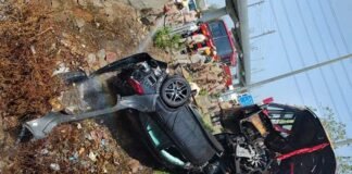 ग्रेटर नोएडा एक्सप्रेसवे पर तेज रफ्तार बस और मर्सिडीज कार में जोरदार टक्कर, कार पुल से नीचे गिरी, बस पुल पर लटकी, 15 लोग घायल bus and Mercedes car collide on Greater Noida Expressway
