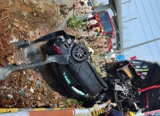 ग्रेटर नोएडा एक्सप्रेसवे पर तेज रफ्तार बस और मर्सिडीज कार में जोरदार टक्कर, कार पुल से नीचे गिरी, बस पुल पर लटकी, 15 लोग घायल bus and Mercedes car collide on Greater Noida Expressway