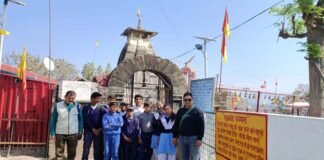 शैक्षिक भ्रमण पर गढ़वाल के राजा की राजधानी एवं ऐतिहासिक मंदिर देखने देवलगढ़ पहुंचे छात्र-छात्राओं ने जाना इतिहास devalgarh-mandir