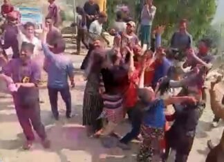 ग्राम थैर में धूमधाम से मनाया गया होली का त्यौहार