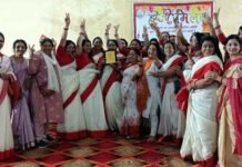 उत्तराखंड सांस्कृतिक समिति द्वारा आयोजित होली मिलन एवं होलिका दहन कार्यक्रम में महिला मंडलियों ने जमाया रंग