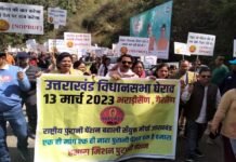 पुरानी पेंशन बहाली को लेकर संयुक्त मोर्चा के सैकड़ों कर्मचारियों ने किया गैरसैंण कूच, विधानसभा घेराव को लेकर पुलिस से हुई तीखी नोक-झोंक