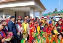 विधानसभा भराड़ीसैंण में लोक पर्व फूलदेई का आयोजन, छात्र-छात्राओं ने विधानसभा भवन के मुख्य द्वार चढ़ाये रंग बिरंगे पुष्प Folk festival Fuldei organized in Vidhansabha Bharadisain