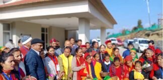 विधानसभा भराड़ीसैंण में लोक पर्व फूलदेई का आयोजन, छात्र-छात्राओं ने विधानसभा भवन के मुख्य द्वार चढ़ाये रंग बिरंगे पुष्प Folk festival Fuldei organized in Vidhansabha Bharadisain