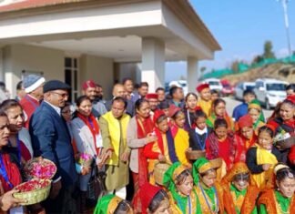 विधानसभा भराड़ीसैंण में लोक पर्व फूलदेई का आयोजन, छात्र-छात्राओं ने विधानसभा भवन के मुख्य द्वार चढ़ाये रंग बिरंगे पुष्प Folk festival Fuldei organized in Vidhansabha Bharadisain