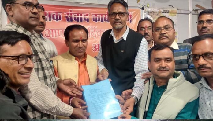 teachers interacted with Education Minister Dr. Dhan Singh Rawat