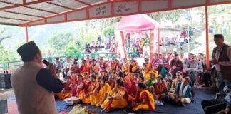 विकास खण्ड द्वारीखाल के ग्राम तोली में राज्य वित्त एवं केन्द्रीय वित्त की धनराशि से निर्मित टिन सेड का ब्लॉक प्रमुख महेन्द्र राणा ने किया उद्घाटन tin shed in village Toli