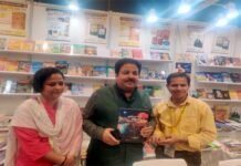 विश्व पुस्तक मेले में उत्तराखंड हिमालयी साहित्य संस्कृति की पुस्तकों के स्टाल पर पहुंचे राज्य सभा सांसद राजीव शुक्ला