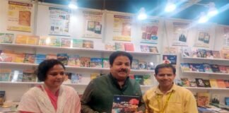 विश्व पुस्तक मेले में उत्तराखंड हिमालयी साहित्य संस्कृति की पुस्तकों के स्टाल पर पहुंचे राज्य सभा सांसद राजीव शुक्ला
