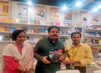 विश्व पुस्तक मेले में उत्तराखंड हिमालयी साहित्य संस्कृति की पुस्तकों के स्टाल पर पहुंचे राज्य सभा सांसद राजीव शुक्ला