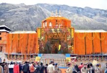 Chardham Yatra 2023: बर्फबारी के बीच पूरे विधि-विधान के साथ खुले बद्रीनाथ धाम के कपाट, हेलीकॉप्टर से हुई पुष्पवर्षा, 20 हजार से ज्यादा श्रद्धालु बने साक्षी Badrinath Dham Door Open