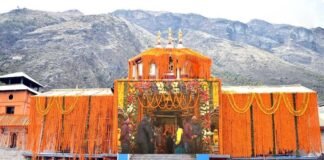 Chardham Yatra 2023: बर्फबारी के बीच पूरे विधि-विधान के साथ खुले बद्रीनाथ धाम के कपाट, हेलीकॉप्टर से हुई पुष्पवर्षा, 20 हजार से ज्यादा श्रद्धालु बने साक्षी Badrinath Dham Door Open