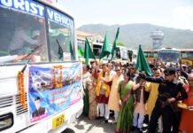 चारधाम यात्रा का आगाज, सीएम धामी ने श्रद्धालुओं का माल्यार्पण कर किया स्वागत, बसों को हरी झंडी दिखाकर किया रवाना Chardham Yatra 2023