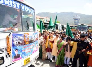 चारधाम यात्रा का आगाज, सीएम धामी ने श्रद्धालुओं का माल्यार्पण कर किया स्वागत, बसों को हरी झंडी दिखाकर किया रवाना Chardham Yatra 2023