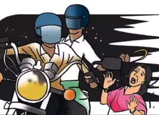 ग्रेटर नोएडा : बेटे को स्कूल छोड़ने के जा रही महिला से बाइक सवार बदमाशों ने दिनदहाड़े चेन लूटने का किया प्रयास, चेन टूटकर जमीन पर गिरी, शोर मचाने पर बदमाश फरार Miscreants looted chain from woman in Greater Noida