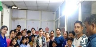 ग्रेटर नोएडा : बिल्डर पर फूटा सोसाइटी की महिलाओं का गुस्सा Women of Shivalik Homes Society Greater Noida got angry on the builder