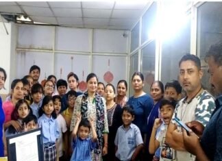 ग्रेटर नोएडा : बिल्डर पर फूटा सोसाइटी की महिलाओं का गुस्सा Women of Shivalik Homes Society Greater Noida got angry on the builder