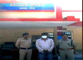 एटीएम बदलकर ठगी करने वाले 10 हजार के इनामी बदमाश को श्रीनगर पुलिस ने किया गिरफ्तार