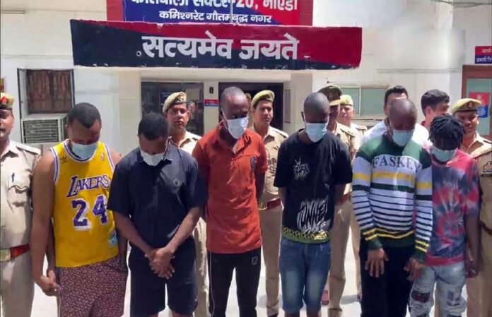 afriki-cheater-arrested-in- Noida police arrested a gang from West African countries