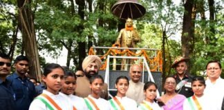 तीन दिवसीय दौरे पर देहरादून पहुंचे पूर्व राष्ट्रपति राम नाथ कोविंद, बाबा साहेब डॉ. भीमराव आंबेडकर की प्रतिमा पर की पुष्पांजलि अर्पित former President Ram Nath Kovind paid floral tributes to Dr BR Ambedkar