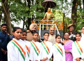 तीन दिवसीय दौरे पर देहरादून पहुंचे पूर्व राष्ट्रपति राम नाथ कोविंद, बाबा साहेब डॉ. भीमराव आंबेडकर की प्रतिमा पर की पुष्पांजलि अर्पित former President Ram Nath Kovind paid floral tributes to Dr BR Ambedkar