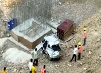 दुखद: शादी के खरीदारी करने ऋषिकेश जा रहे दो सगे भाइयों की कार खाई में गिरी, दोनों की मौत muni ki reti car accident