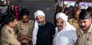 अतीक-अशरफ हत्या मामले में बड़ी कार्रवाई, पांच पुलिसकर्मियों को किया सस्पेंड Five policemen suspended in Atiq-Ashraf murder case