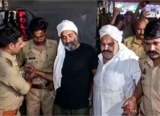 अतीक-अशरफ हत्या मामले में बड़ी कार्रवाई, पांच पुलिसकर्मियों को किया सस्पेंड Five policemen suspended in Atiq-Ashraf murder case