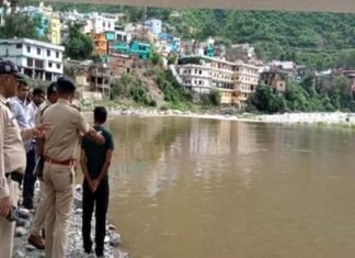 सतपुली : नयार नदी में तैरती हुई लाश मिलने से फैली सनसनी Sensation spread after finding a dead body floating in Nayar river
