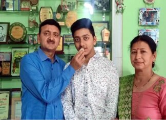 केंद्रीय विद्यालय श्रीनगर के छात्र अभिषेक पाण्डेय ने सीबीएसई की 12वीं बोर्ड परीक्षा में किया शहर टॉप