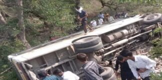 रामनगर में सड़क हादसा: पुल से नीचे गिरी रोड़वेज बस, चालक की मौत 6 यात्री घायल Bus accident in Ramnagar