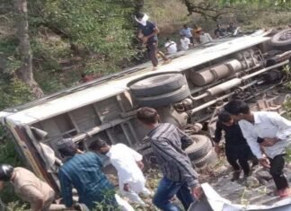 रामनगर में सड़क हादसा: पुल से नीचे गिरी रोड़वेज बस, चालक की मौत 6 यात्री घायल Bus accident in Ramnagar
