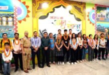 मणिपुर हिंसा में फंसे उत्तराखंड के 17 छात्र सकुशल देहरादून पहुंचे, जॉलीग्रांट एयरपोर्ट पर फूल मालाएं पहनाकर किया स्वागत Students of Uttarakhand reached Dehradun safely from Manipur