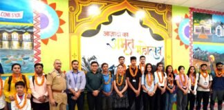 मणिपुर हिंसा में फंसे उत्तराखंड के 17 छात्र सकुशल देहरादून पहुंचे, जॉलीग्रांट एयरपोर्ट पर फूल मालाएं पहनाकर किया स्वागत Students of Uttarakhand reached Dehradun safely from Manipur