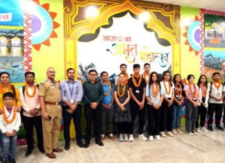 मणिपुर हिंसा में फंसे उत्तराखंड के 17 छात्र सकुशल देहरादून पहुंचे, जॉलीग्रांट एयरपोर्ट पर फूल मालाएं पहनाकर किया स्वागत Students of Uttarakhand reached Dehradun safely from Manipur